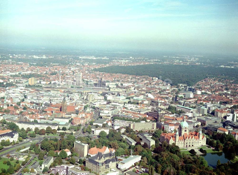 Hannover aus der Vogelperspektive: Stadtansicht mit weitem Blick über das Zentrum und die Stadt Hannover 01.10.2002