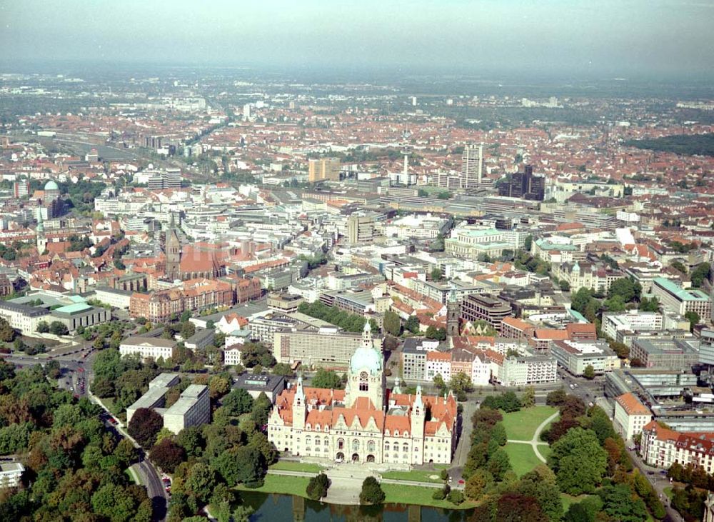 Luftaufnahme Hannover - Stadtansicht mit weitem Blick über das Zentrum und die Stadt Hannover 01.10.2002