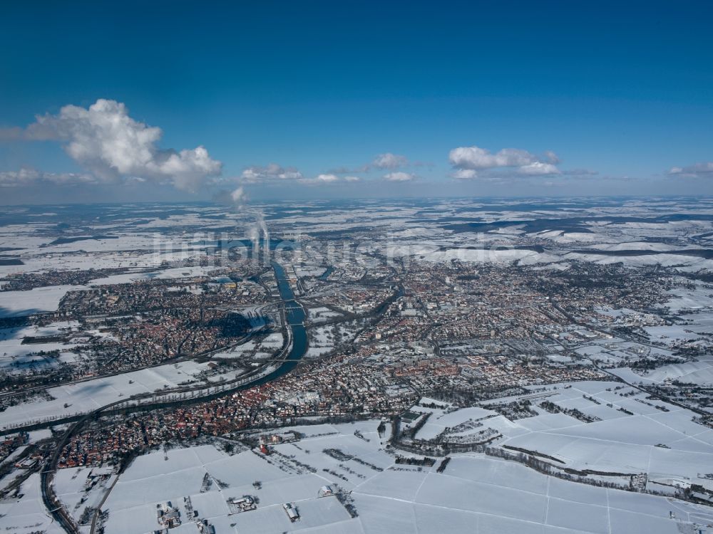 Luftaufnahme Heilbronn - Stadtansicht der winterlich mit Schnee bedeckten Stadtgebietes von Heilbronn in Baden Württemberg