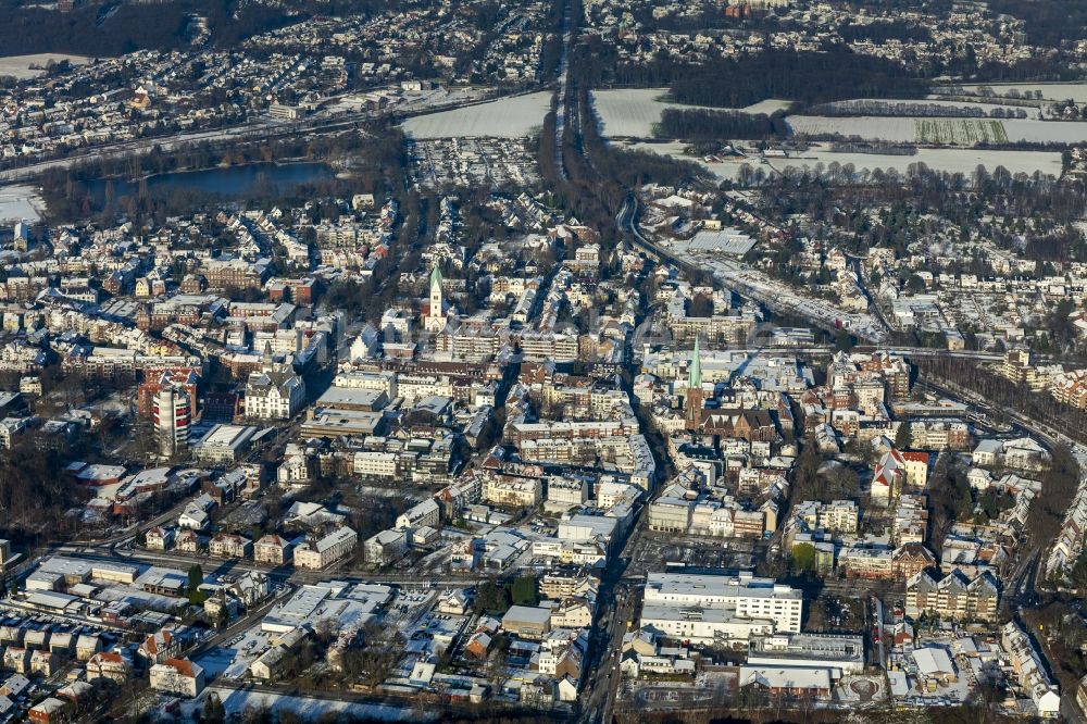 Gladbeck von oben - Stadtansicht des winterlich verschneiten Zentrums von Gladbeck im Bundesland Nordrhein-Westfalen