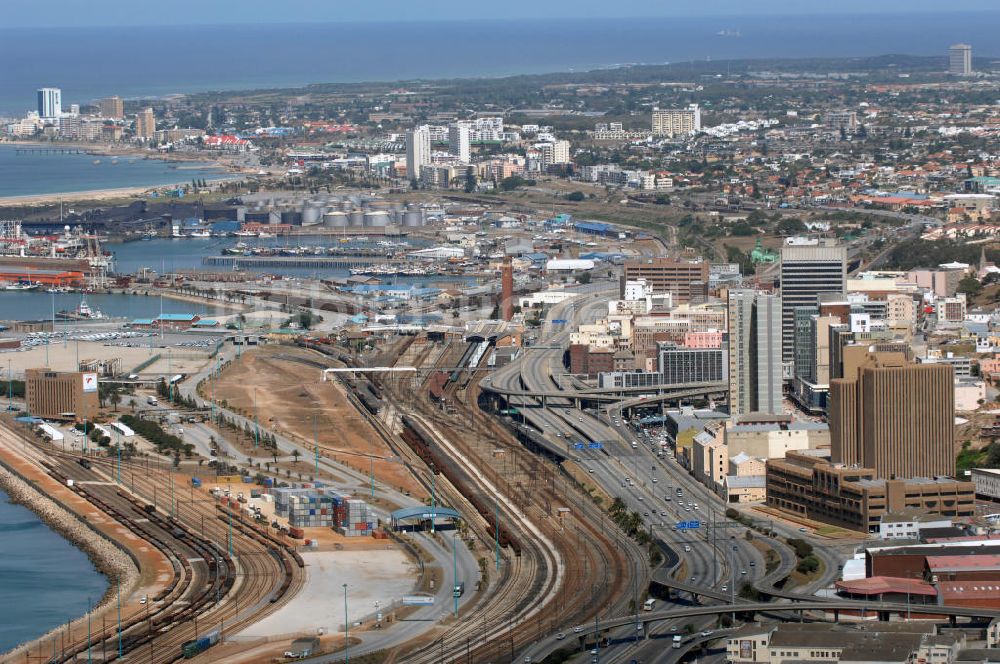 Port Elizabeth aus der Vogelperspektive: Stadtansicht eines Wohn- und Industriegebiets entlang des Settlers Highway in Port Elizabeth