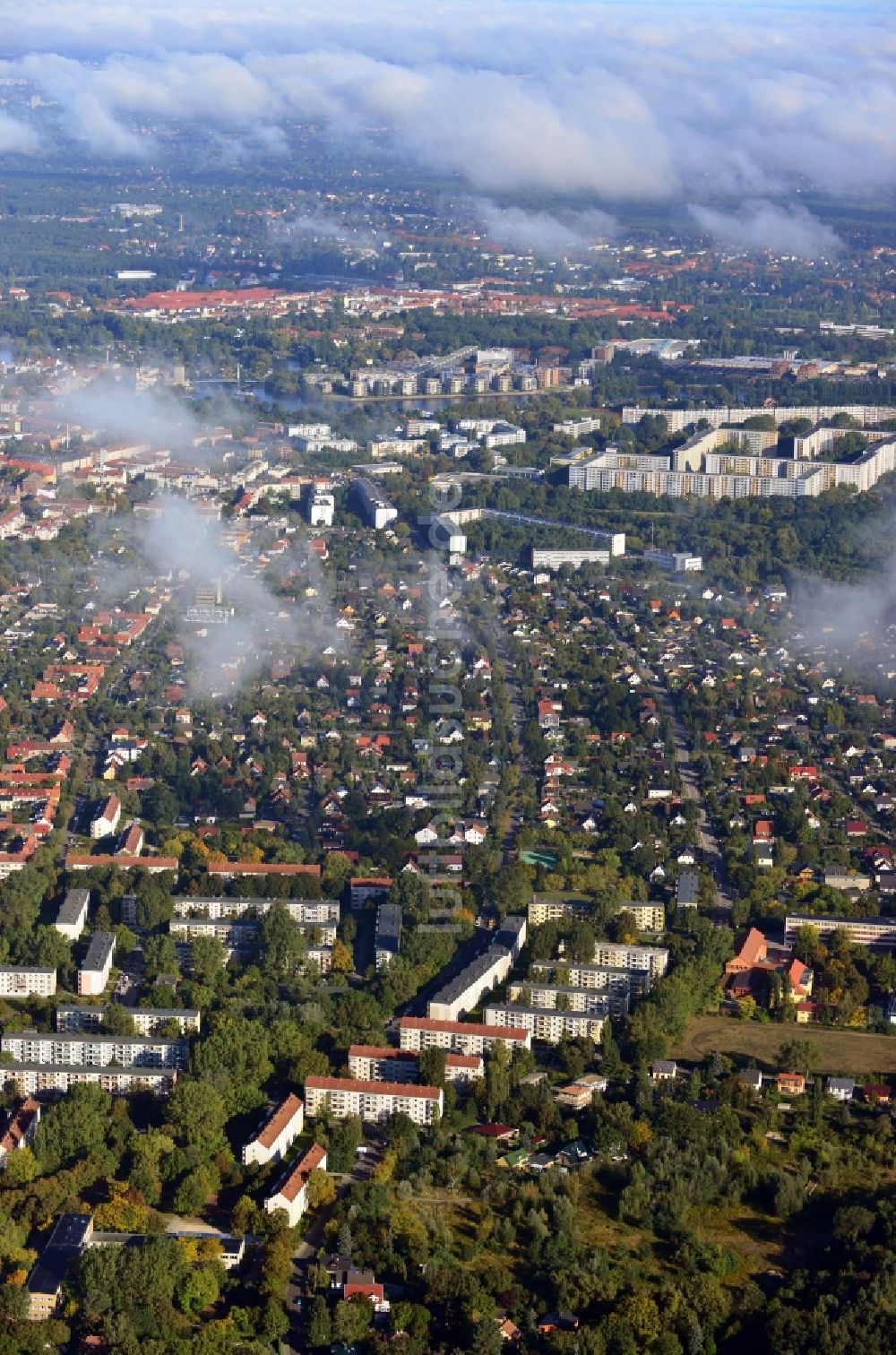 Berlin von oben - Stadtansicht auf Wohngebiete und Grünanlagen entlang der Wendenschloßstraße mit Blick Richtung Salvador-Allende-Siedlung in Berlin - Köpenick