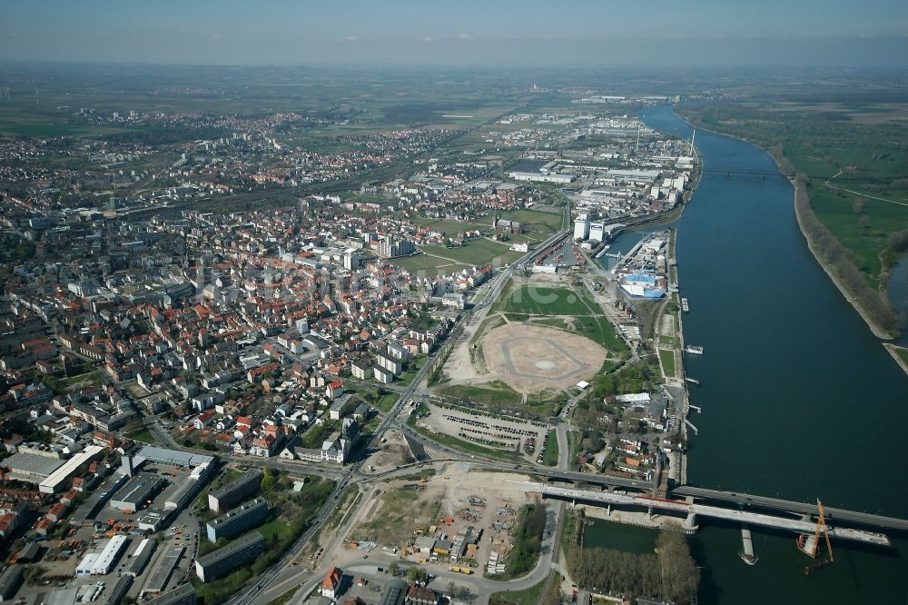 Luftbild Worms - Stadtansicht von Worms am Ufer des Rheins im Bundesland Rheinland-Pfalz