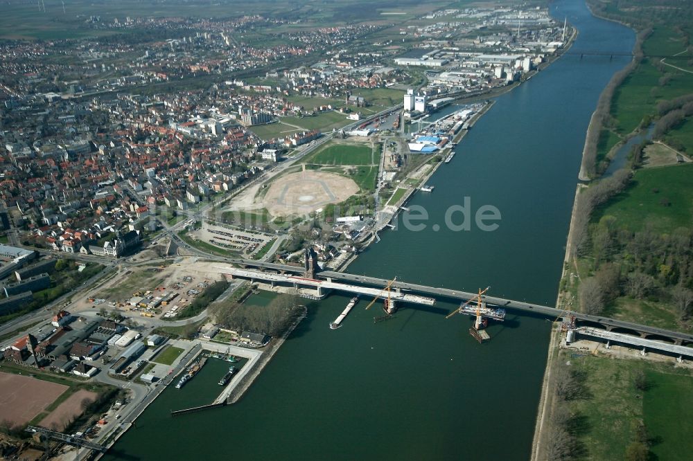 Luftaufnahme Worms - Stadtansicht von Worms am Ufer des Rheins im Bundesland Rheinland-Pfalz