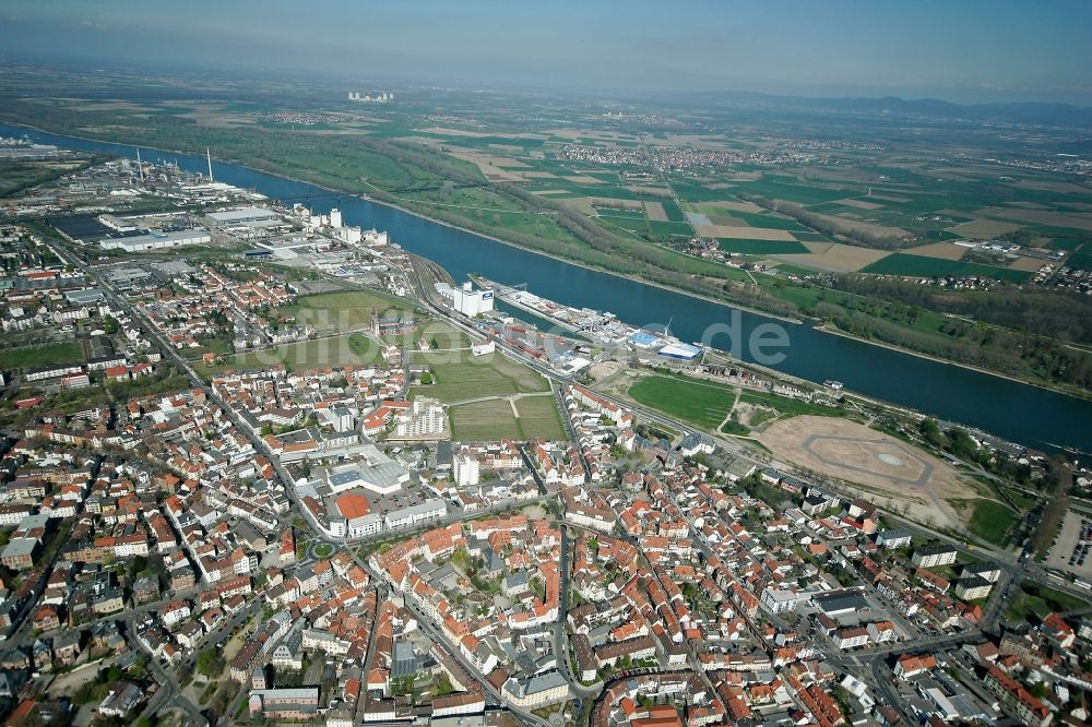 Worms aus der Vogelperspektive: Stadtansicht von Worms am Ufer des Rheins im Bundesland Rheinland-Pfalz