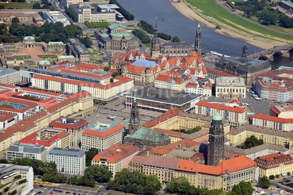 Luftaufnahme Dresden - Stadtansicht vom Zentrum der Altstadt am Ufer der Elbe in Dresden im Bundesland Sachsen