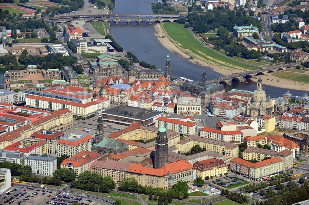 Dresden von oben - Stadtansicht vom Zentrum der Altstadt am Ufer der Elbe in Dresden im Bundesland Sachsen