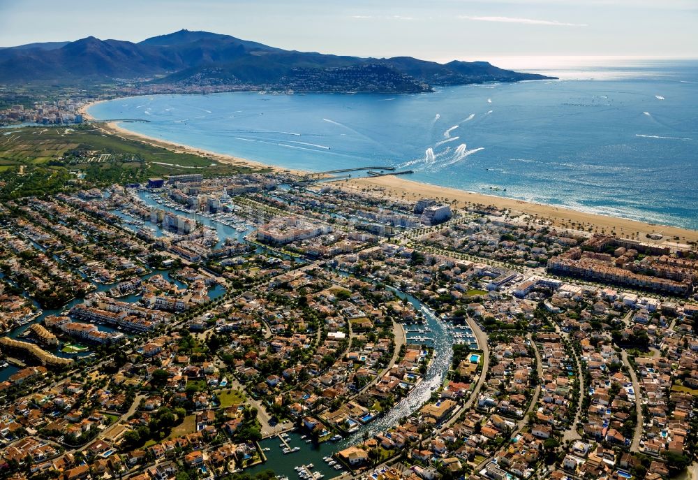 Luftaufnahme Empuriabrava - Stadtansicht vom Zentrum in Empuriabrava in Spanien