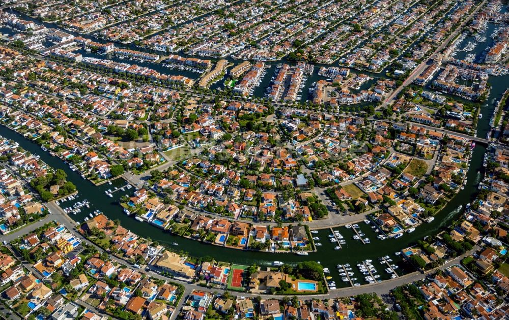 Luftbild Empuriabrava - Stadtansicht vom Zentrum in Empuriabrava in Spanien