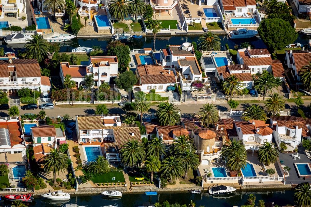 Empuriabrava von oben - Stadtansicht vom Zentrum in Empuriabrava in Spanien