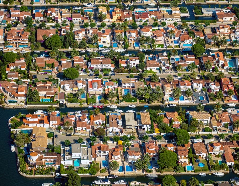 Empuriabrava aus der Vogelperspektive: Stadtansicht vom Zentrum in Empuriabrava in Spanien