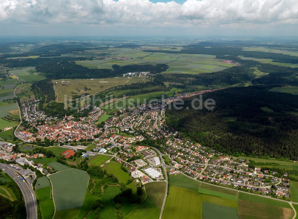 Greding von oben - Stadtansicht der des Zentrum von Greding im Bundesland Bayern