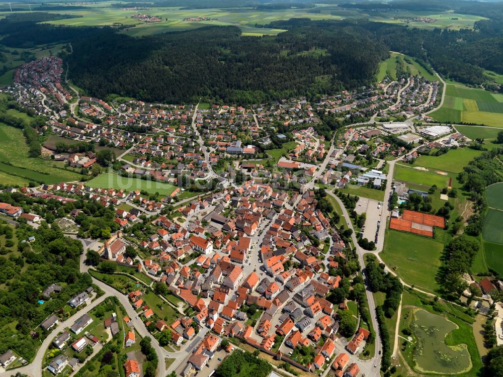 Greding von oben - Stadtansicht der des Zentrum von Greding im Bundesland Bayern