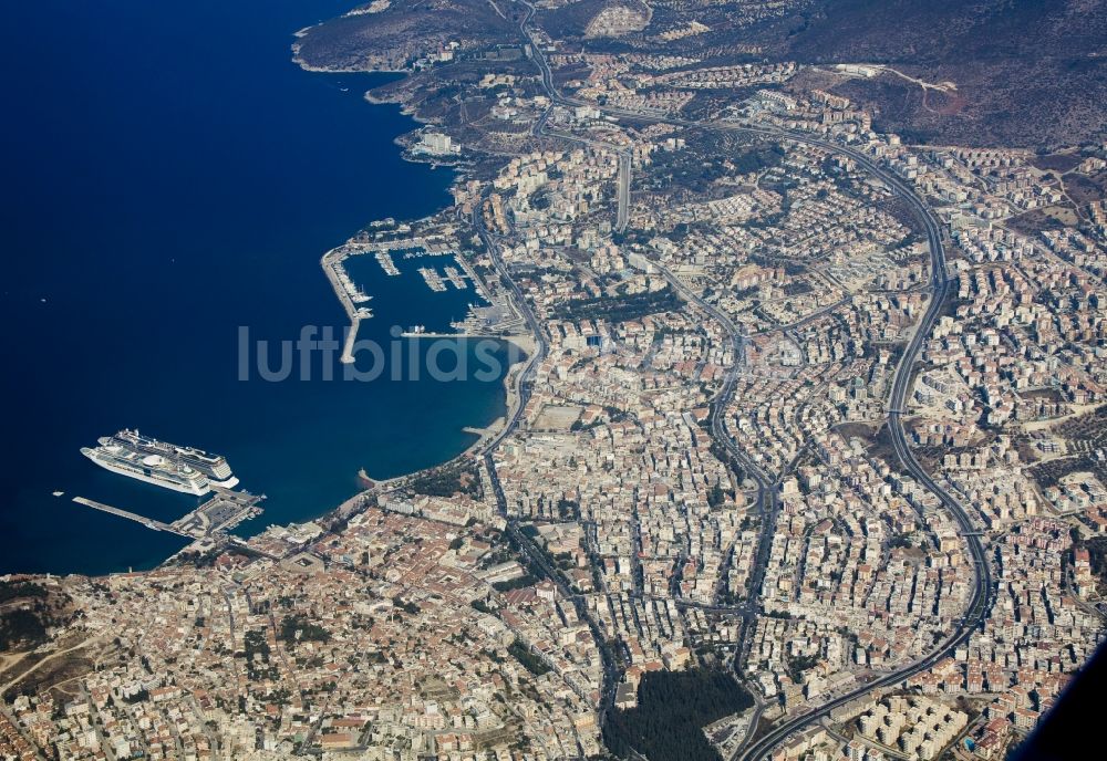 Kusadasi aus der Vogelperspektive: Stadtansicht vom Zentrum von Kusadas? in der Provinz Ayd?n in der Türkei