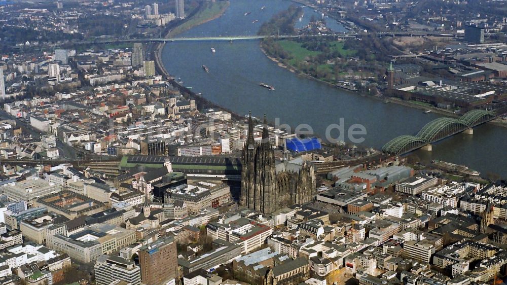 Köln aus der Vogelperspektive: Stadtansicht vom Zentrum am Rheinufer und Dom der Altstadt in Köln im Bundesland Nordrhein-Westfalen NRW