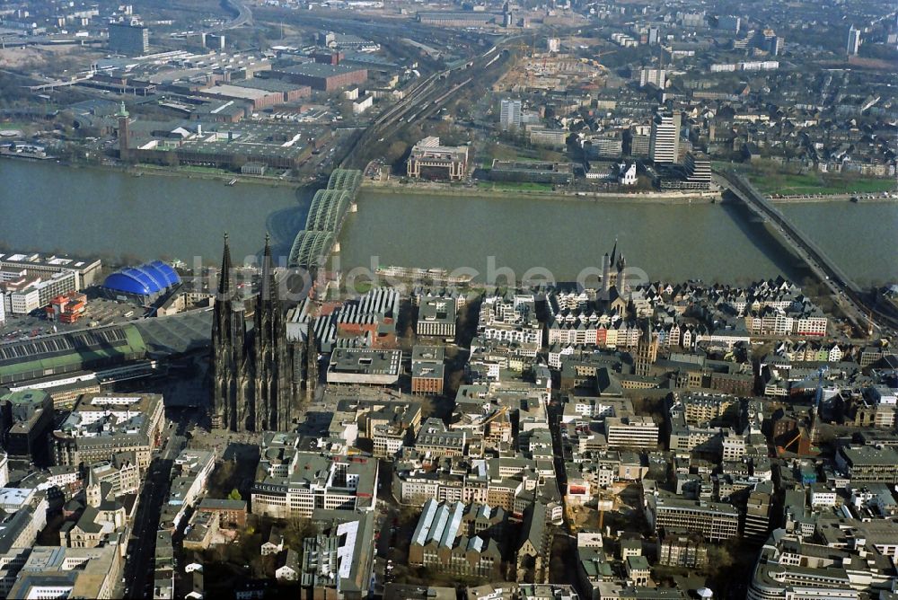 Luftbild Köln - Stadtansicht vom Zentrum am Rheinufer und Dom der Altstadt in Köln im Bundesland Nordrhein-Westfalen NRW