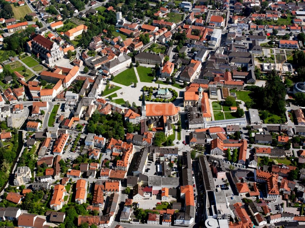 Altötting aus der Vogelperspektive: Stadtansicht vom ...