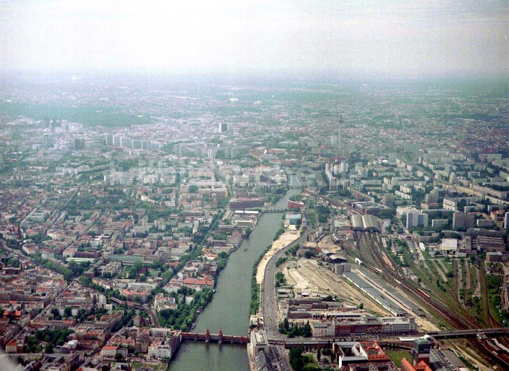 Berlin - Friedrichshain aus der Vogelperspektive: Stadtansichten Friedrichshain / Kreuzberg Berlin