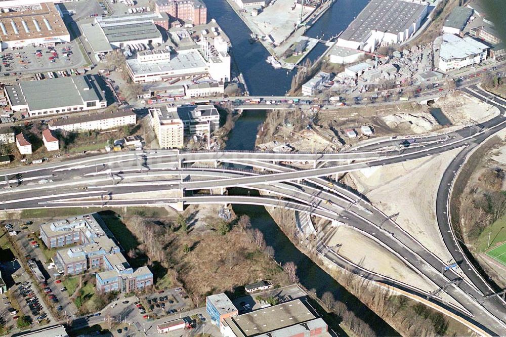 Berlin-Neukölln von oben - Stadtautobahnneu am Bereich des Hafen Britz-Ost, nördlich der Verbindung von Teltowkanal und Britzer Zweigkanal in Berlin-Neukölln (Bereich Grenzallee, Buschkrugallee)