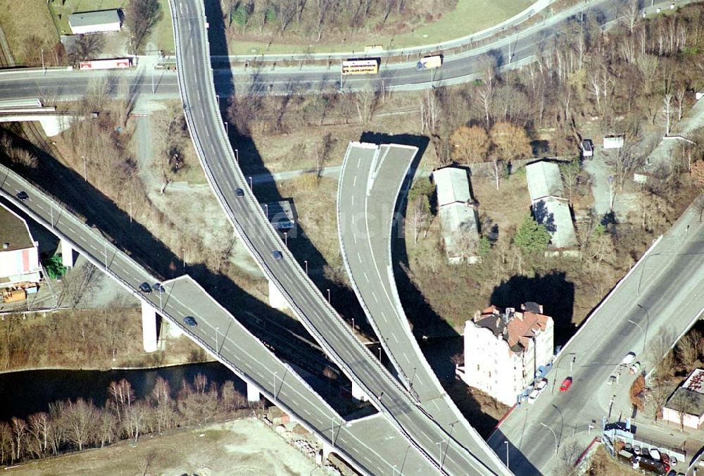 Berlin Tempelhof von oben - Stadtautobahnneubauanschluß am Teltowkanal im Bereich des Güterbahnhofes Teltowkanal in Berlin Tempelhof / 20.02.2004