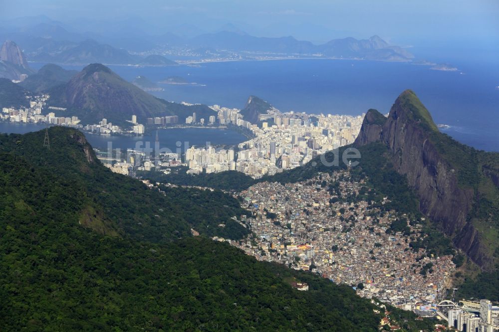 Rio de Janeiro von oben - Stadtbereich am Gebirgszug des Berges Morro Dois Irmaos in Rio de Janeiro in Brasilien