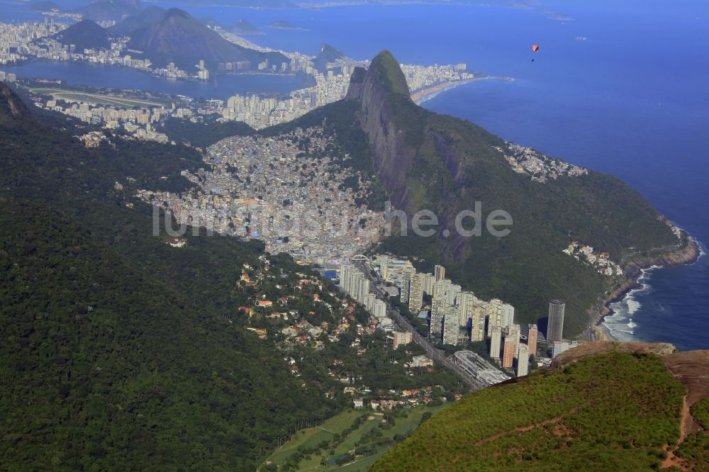 Rio de Janeiro aus der Vogelperspektive: Stadtbereich am Gebirgszug des Berges Morro Dois Irmaos in Rio de Janeiro in Brasilien