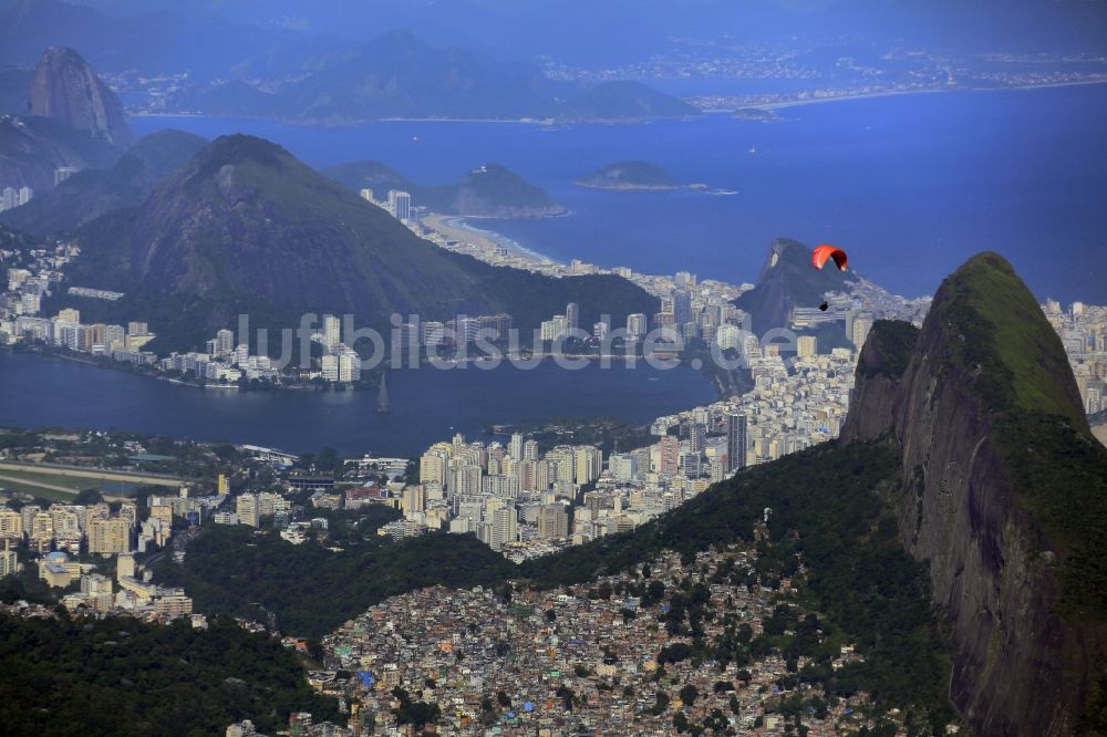 Luftbild Rio de Janeiro - Stadtbereich am Gebirgszug des Berges Morro Dois Irmaos in Rio de Janeiro in Brasilien