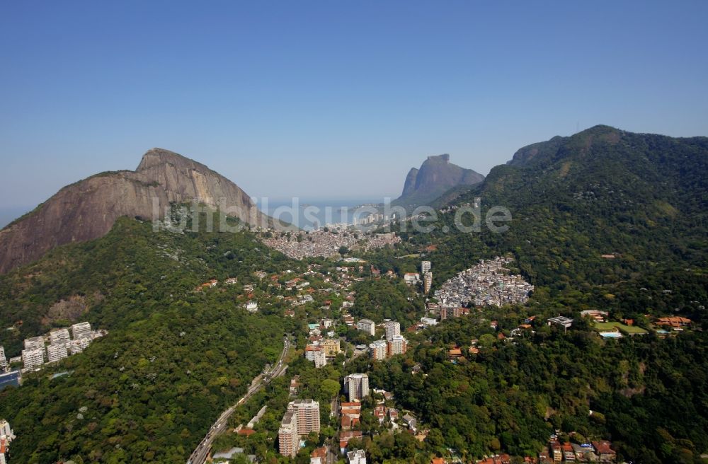 Luftbild Rio de Janeiro - Stadtbereich am Gebirgszug des Berges Morro Dois Irmaos in Rio de Janeiro in Brasilien