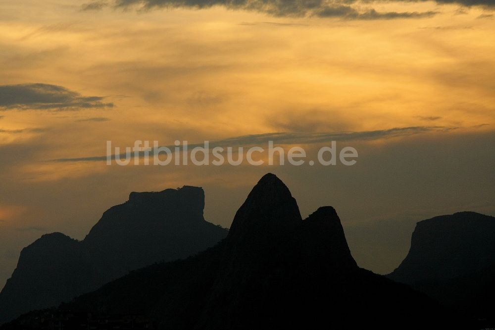 Luftaufnahme Rio de Janeiro - Stadtbereich am Gebirgszug des Berges Morro Dois Irmaos in Rio de Janeiro in Brasilien