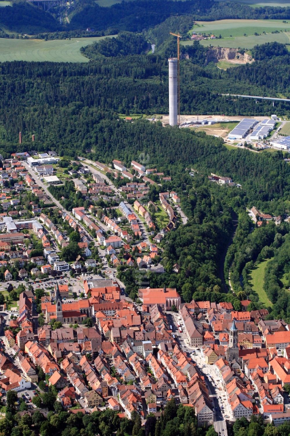 Luftaufnahme Rottweil - Stadtbereich und Neubau des ThyssenKrupp Aufzugstestturm in Rottweil im Bundesland Baden-Württemberg