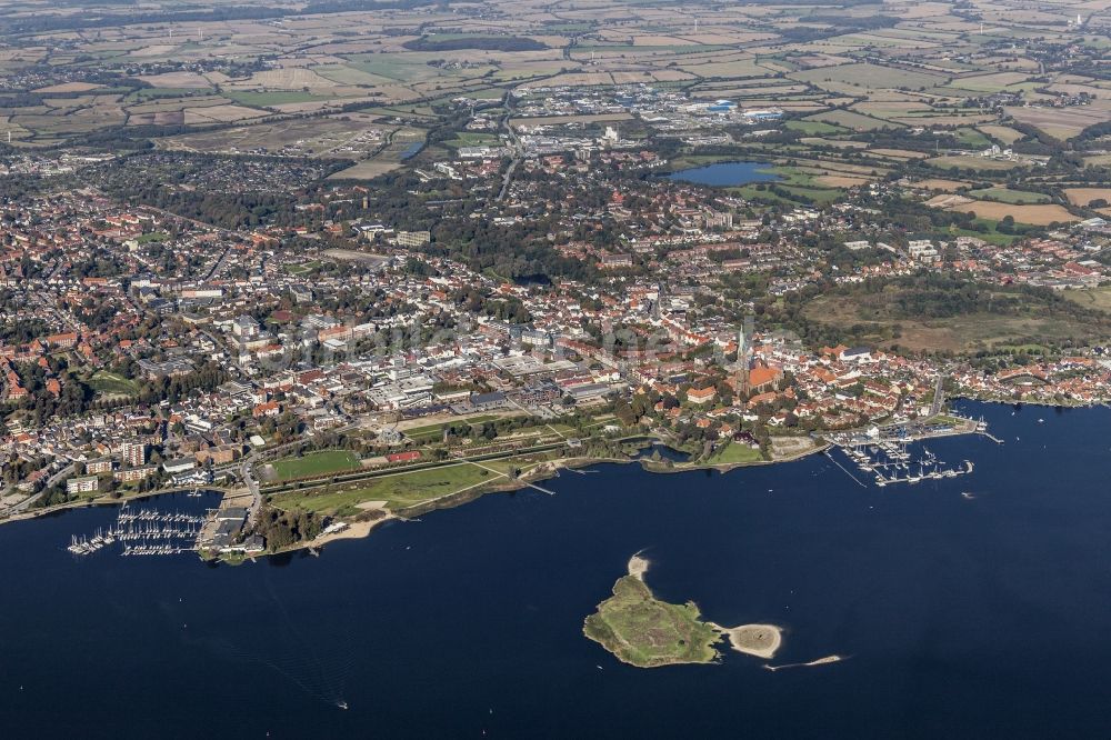 Schleswig von oben - Stadtübersicht mit dem Nordufer der Schlei im Ortsteil Annettenhöh in Schleswig im Bundesland Schleswig-Holstein