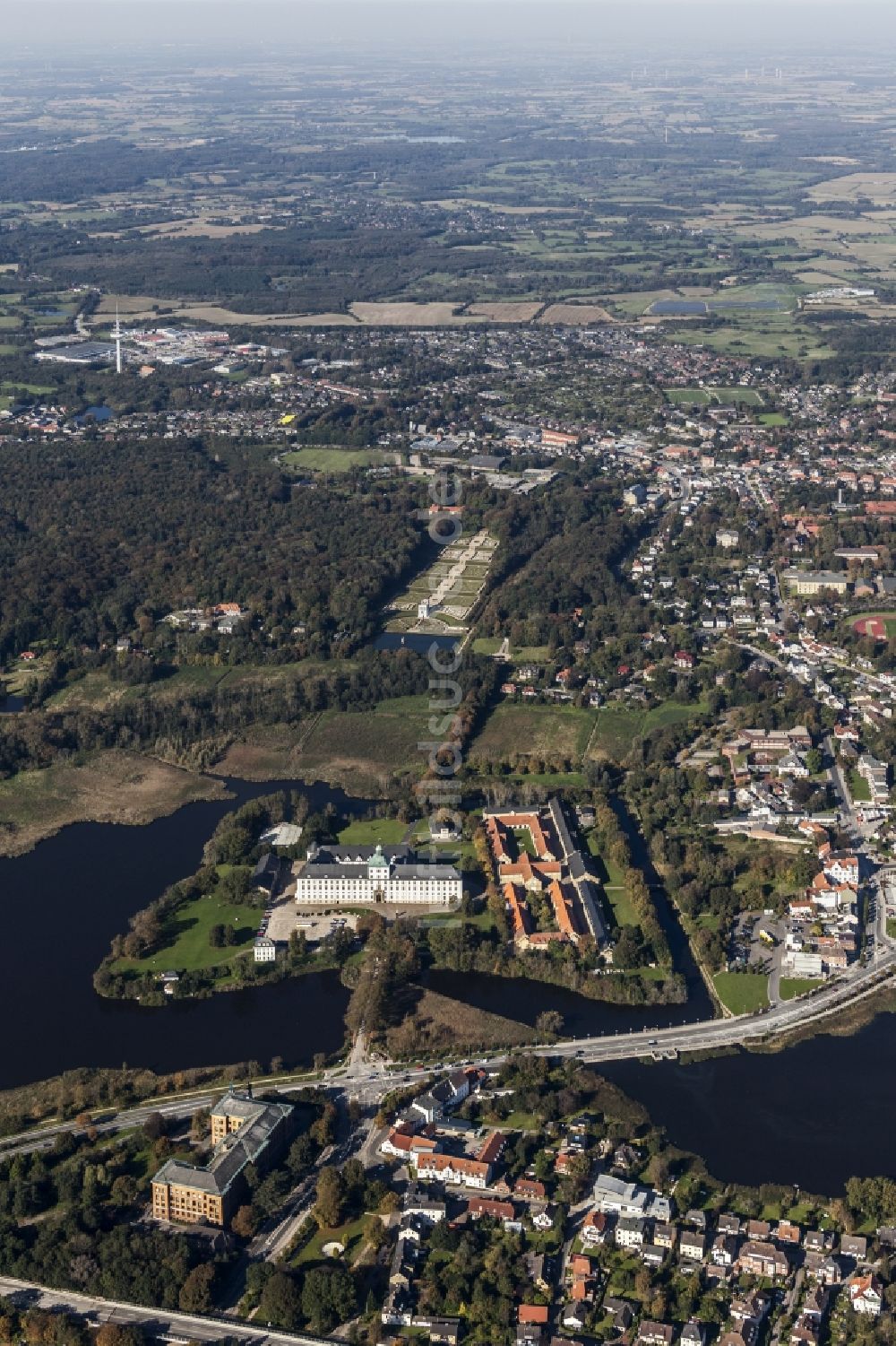 Luftaufnahme Schleswig - Stadtübersicht mit Schloss Gottorf und dem Fürstengarten im Ortsteil Annettenhöh in Schleswig im Bundesland Schleswig-Holstein