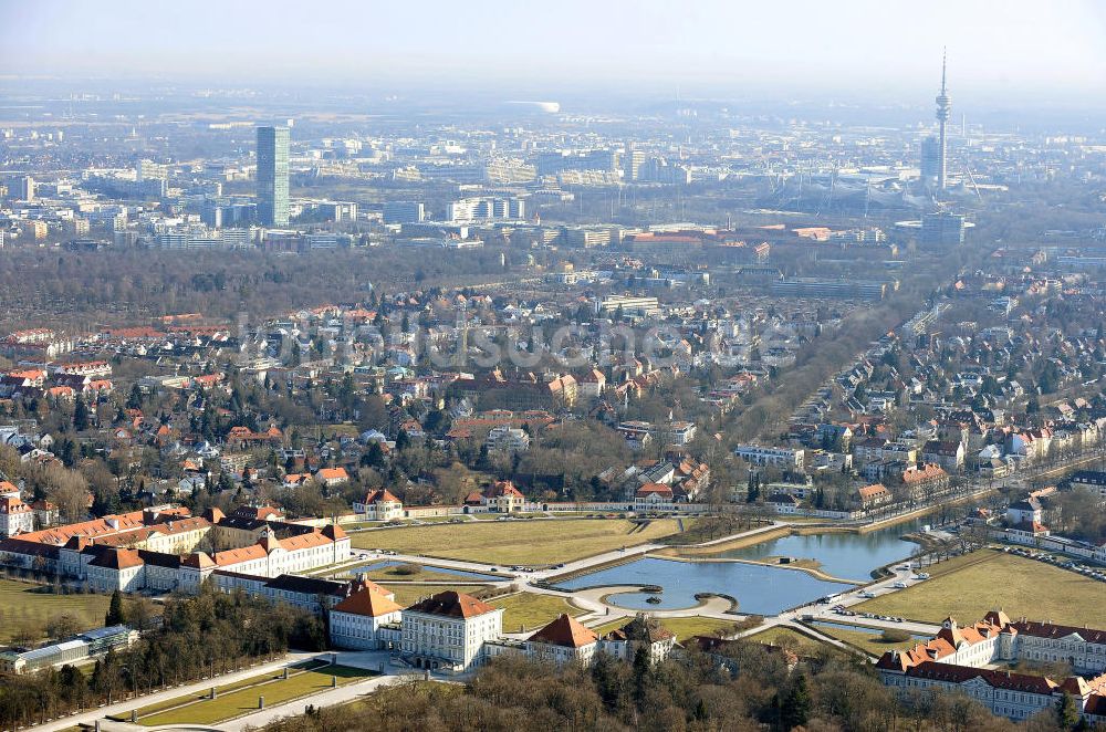 Luftbild München - Stadtbezirk Neuhausen-Nymphenburg mit dem Schloss Nymphenburg in München