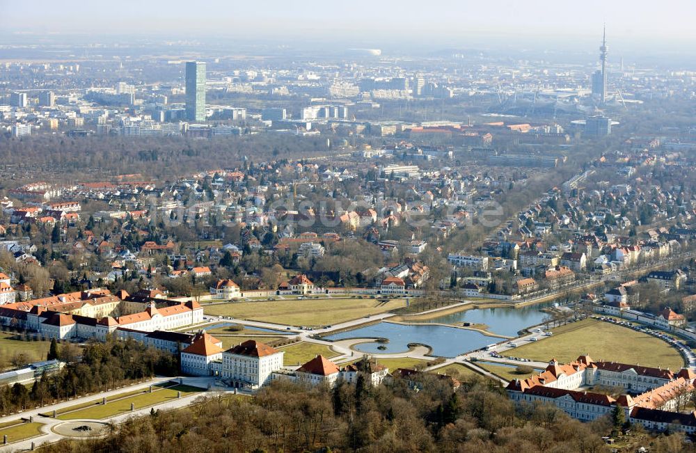 Luftaufnahme München - Stadtbezirk Neuhausen-Nymphenburg mit dem Schloss Nymphenburg in München