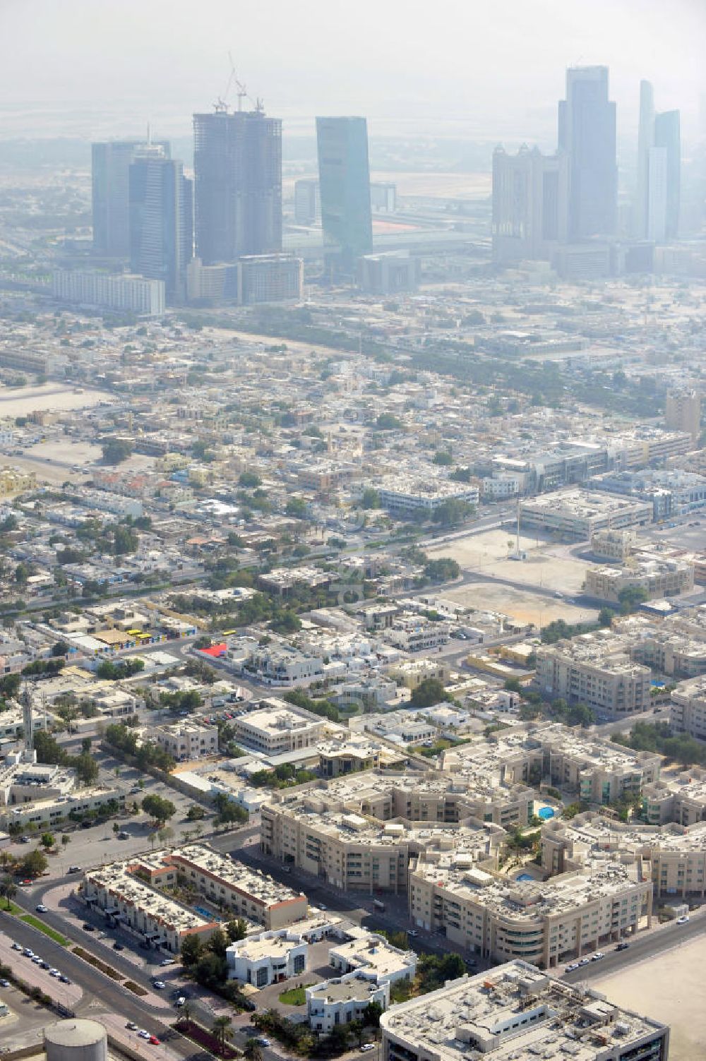 Luftaufnahme Dubai - Stadtbild der Bezirke Al Karama und Oud Metha in Dubai