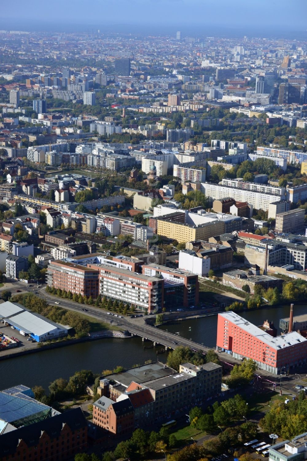 Berlin aus der Vogelperspektive: Stadteilansicht des Bezirks Friedrichshain-Kreuzberg in Berlin