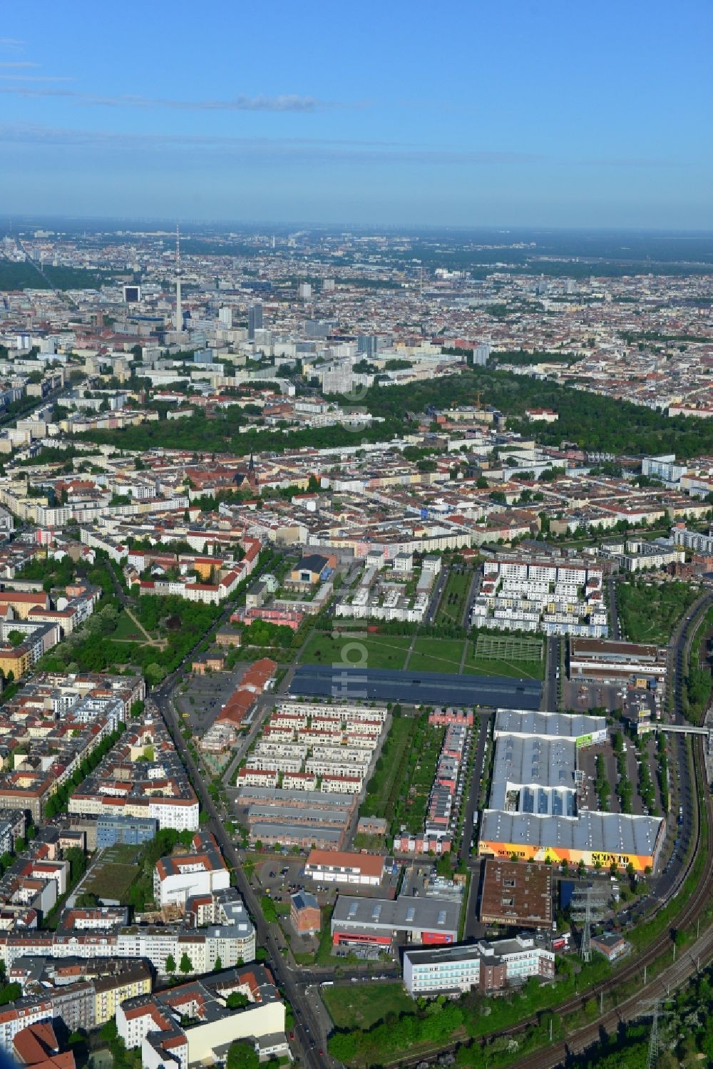 Berlin von oben - Stadtenwicklungsgebiet am Areal der Eldenaer Straße - Storkower Straße im Stadtteil Friedrichshain zu Berlin