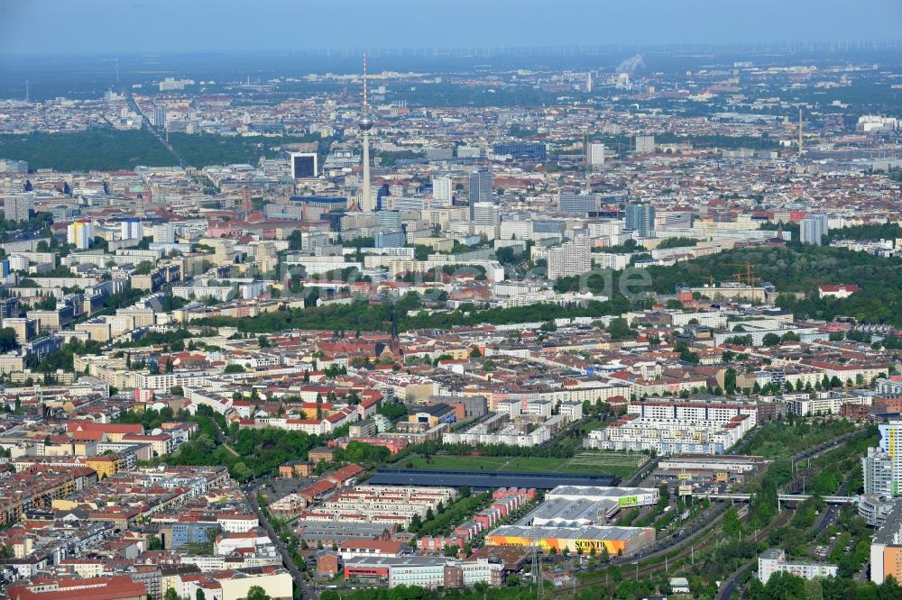 Luftaufnahme Berlin - Stadtenwicklungsgebiet am Areal der Eldenaer Straße - Storkower Straße im Stadtteil Friedrichshain zu Berlin