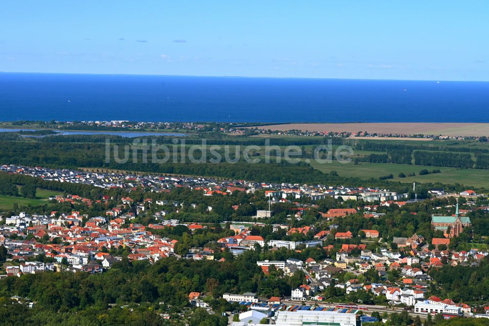 Luftaufnahme Bad Doberan - Stadtgebiet mit Außenbezirken und Innenstadtbereich in Bad Doberan im Bundesland Mecklenburg-Vorpommern, Deutschland