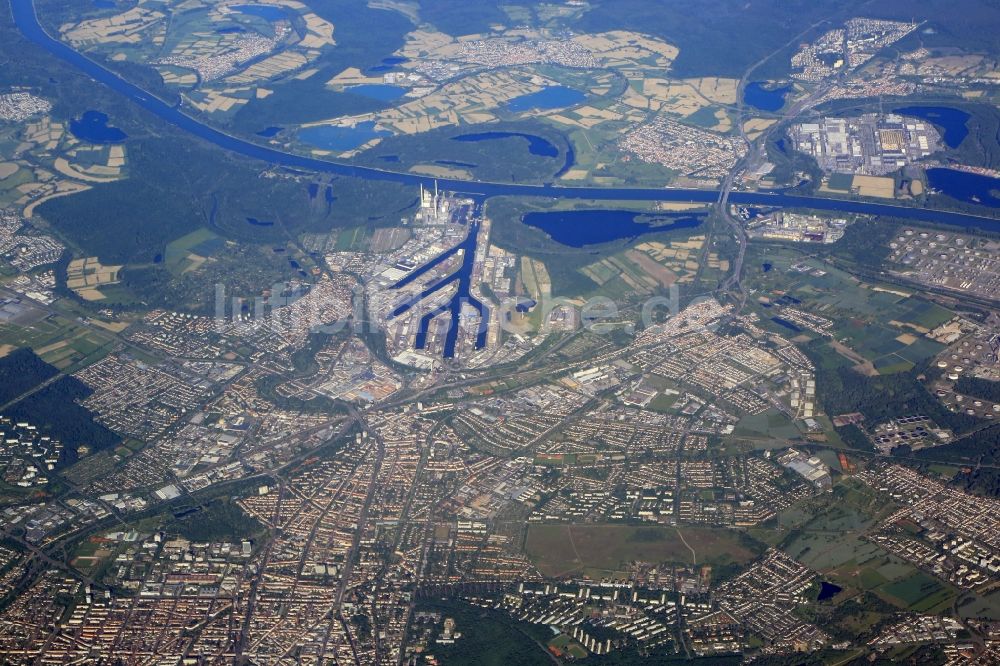 Luftaufnahme Karlsruhe - Stadtgebiet mit Außenbezirken, Innenstadtbereich und Rheinhafen in Karlsruhe im Bundesland Baden-Württemberg, Deutschland