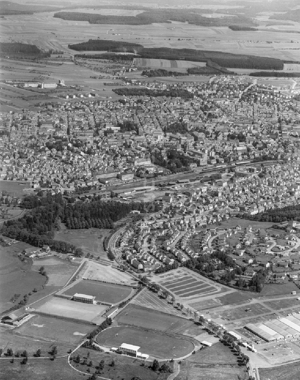 Luftaufnahme Schwenningen - Stadtgebiet mit Außenbezirken und Innenstadtbereich in Schwenningen im Bundesland Baden-Württemberg, Deutschland