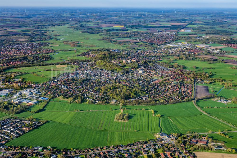 Luftaufnahme Stade - Stadtgebiet Hohenwedel mit Blick in die Schwinge Wiesen im Morgendunst in Stade im Bundesland Niedersachsen, Deutschland