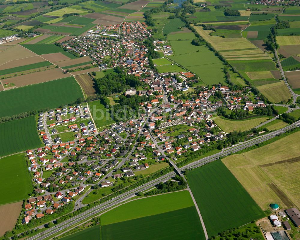 Luftaufnahme Achstetten - Stadtgebiet inmitten der Landwirtschaft in Achstetten im Bundesland Baden-Württemberg, Deutschland