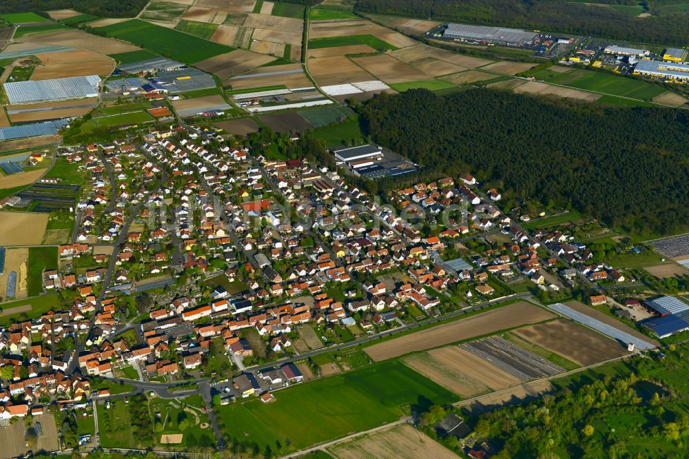 Albertshofen aus der Vogelperspektive: Stadtgebiet inmitten der Landwirtschaft in Albertshofen im Bundesland Bayern, Deutschland