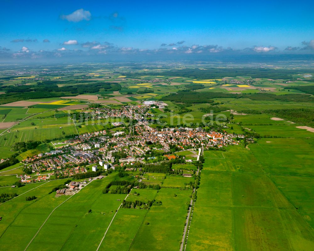 Bad Buchau von oben - Stadtgebiet inmitten der Landwirtschaft in Bad Buchau im Bundesland Baden-Württemberg, Deutschland