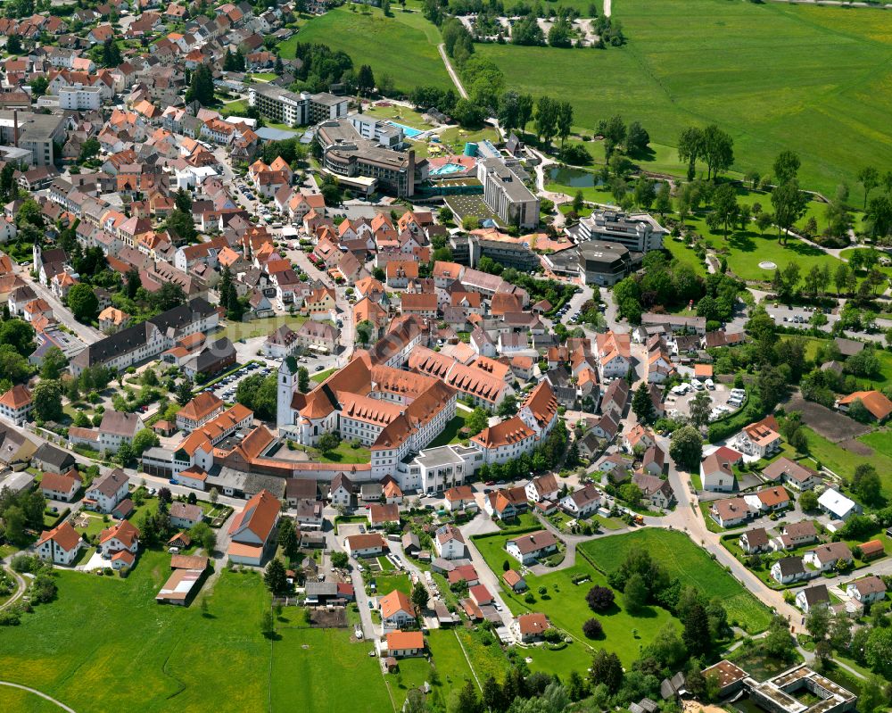 Bad Buchau aus der Vogelperspektive: Stadtgebiet inmitten der Landwirtschaft in Bad Buchau im Bundesland Baden-Württemberg, Deutschland