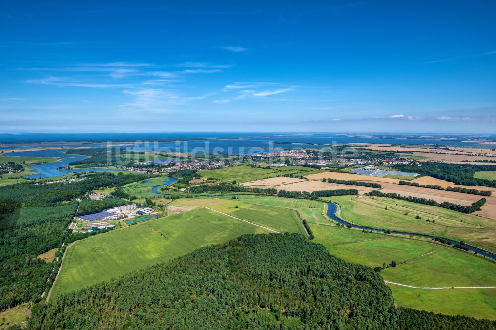 Barth aus der Vogelperspektive: Stadtgebiet inmitten der Landwirtschaft in Barth im Bundesland Mecklenburg-Vorpommern, Deutschland