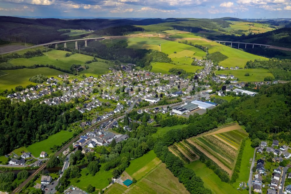 Luftaufnahme Bestwig - Stadtgebiet inmitten der Landwirtschaft in Bestwig im Bundesland Nordrhein-Westfalen, Deutschland