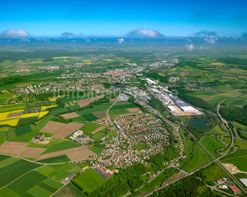 Luftaufnahme Biberach an der Riß - Stadtgebiet inmitten der Landwirtschaft in Biberach an der Riß im Bundesland Baden-Württemberg, Deutschland