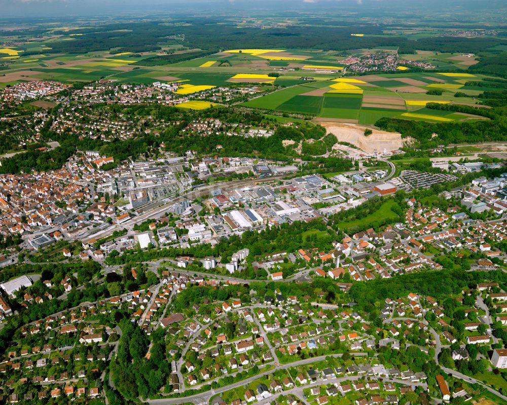 Luftaufnahme Biberach an der Riß - Stadtgebiet inmitten der Landwirtschaft in Biberach an der Riß im Bundesland Baden-Württemberg, Deutschland